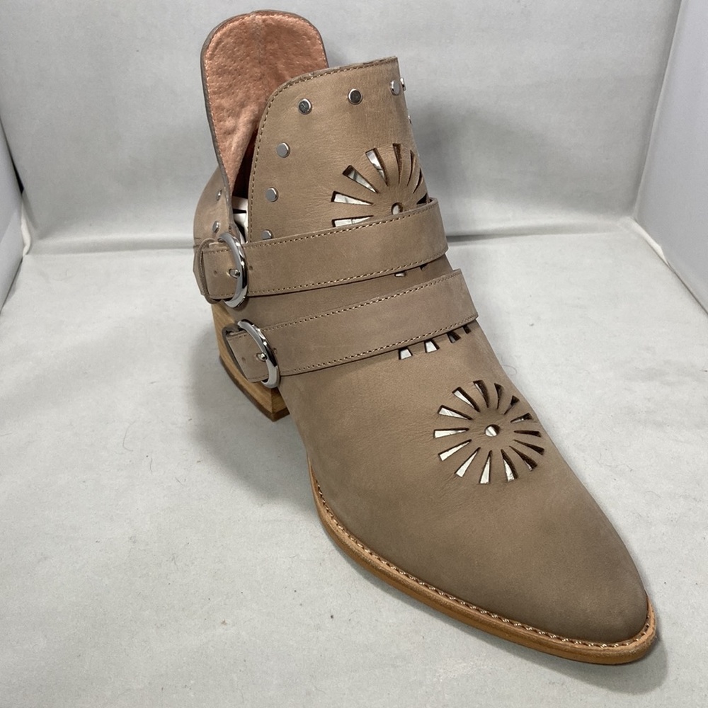 Línea Paolo booties size 8